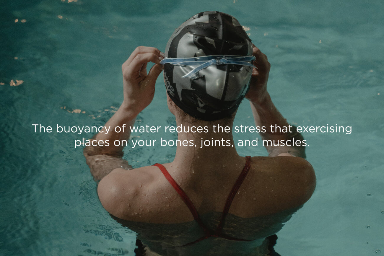 Fait sur l'exercice de l'eau sur l'image d'une femme en bonnet de bain debout dans la piscine