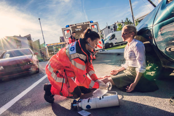 Femme médecin fournissant les premiers soins à une femme blessée dans un accident de voiture.